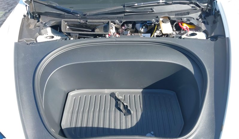 
								Tesla Model 3 full									