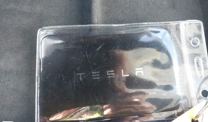 
								Tesla Model 3 full									