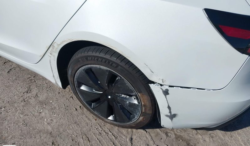 
								Tesla Model 3 full									