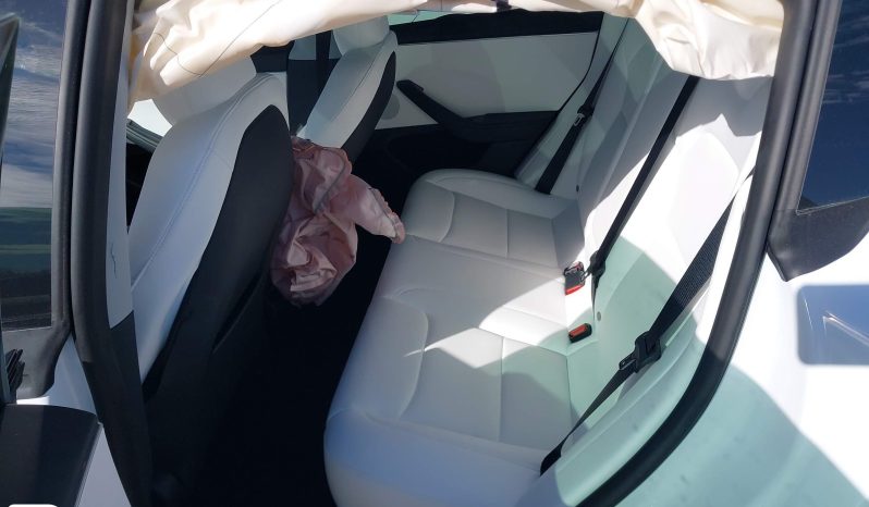 
								Tesla Model 3 full									