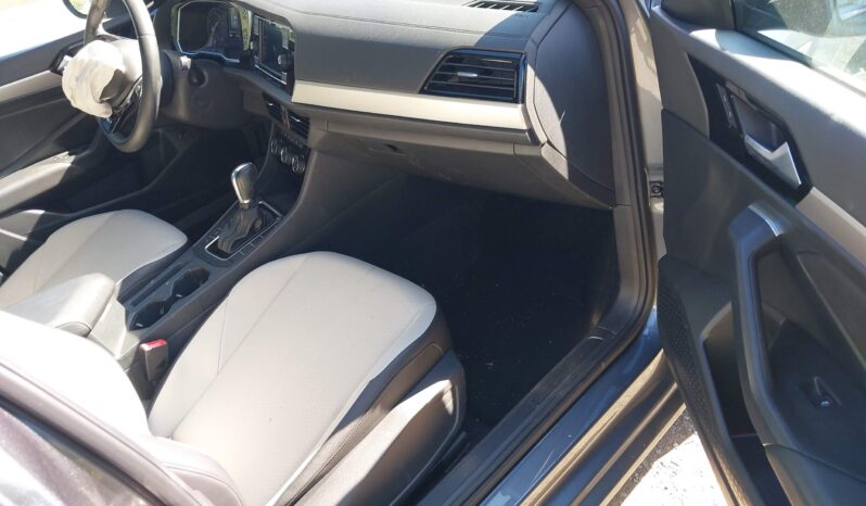 
								Volkswagen Jetta full									