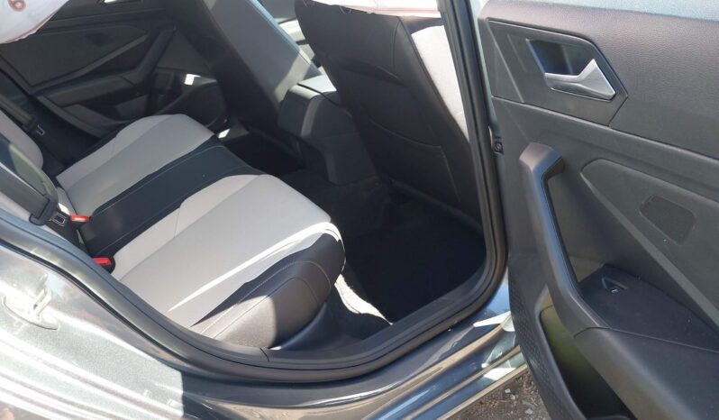 
								Volkswagen Jetta full									