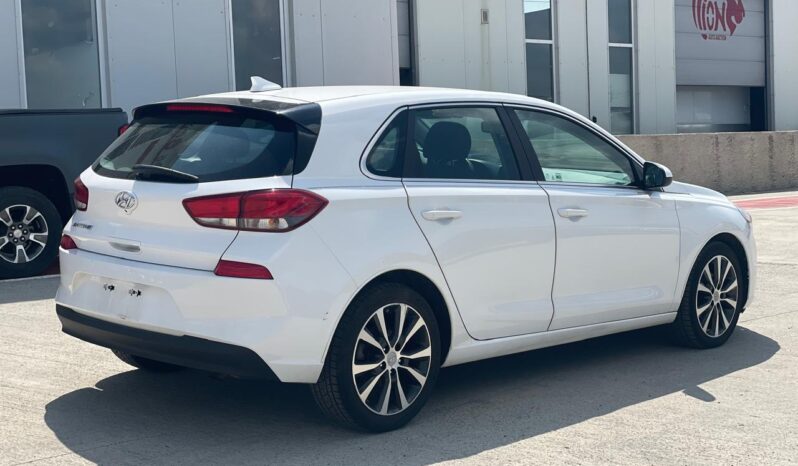 
								Hyundai Elantra Gt full									