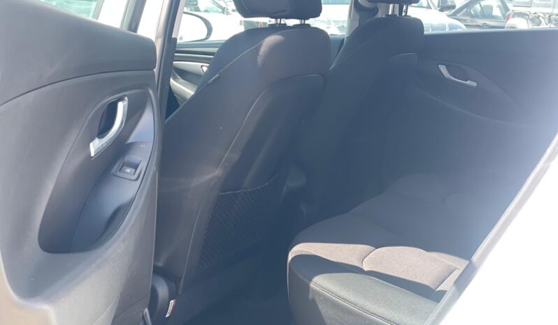 
								Hyundai Elantra Gt full									