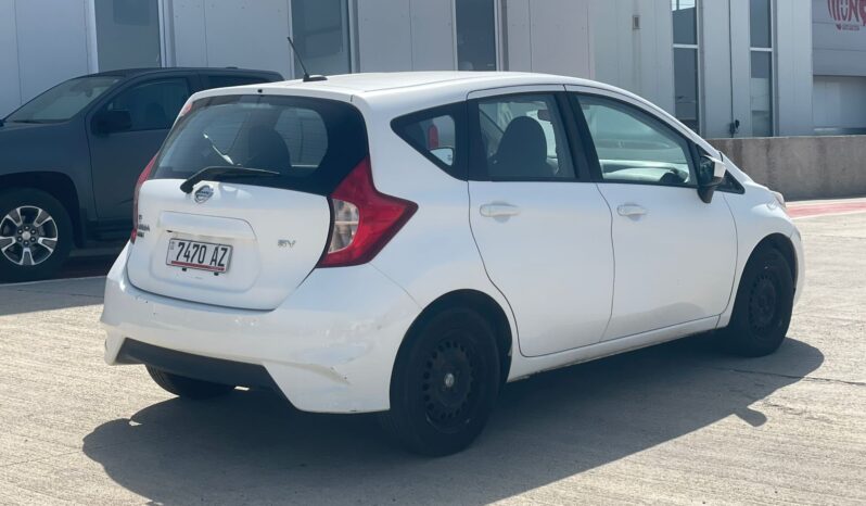 
								Nissan Versa full									