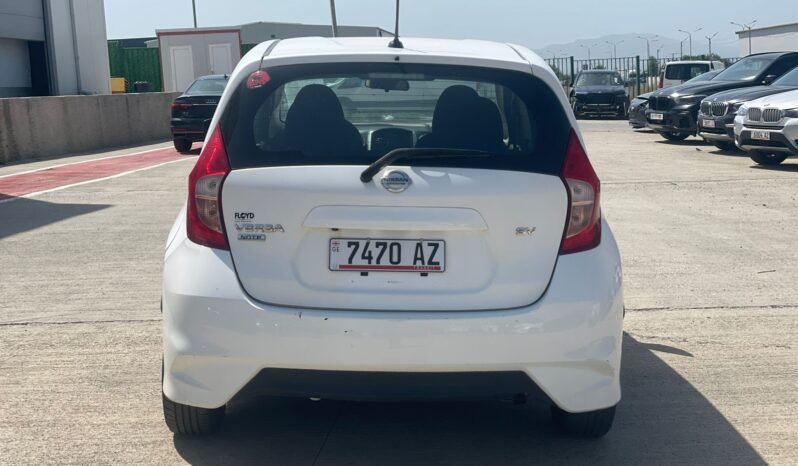 
								Nissan Versa full									