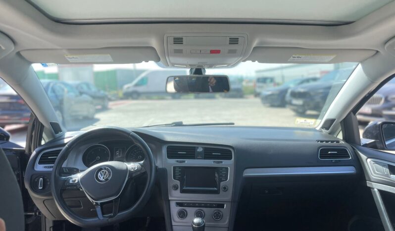
								Volkswagen Golf full									