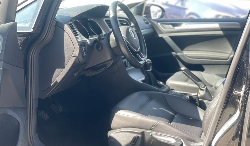 
								Volkswagen Golf full									