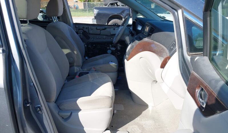 
								Nissan Quest full									