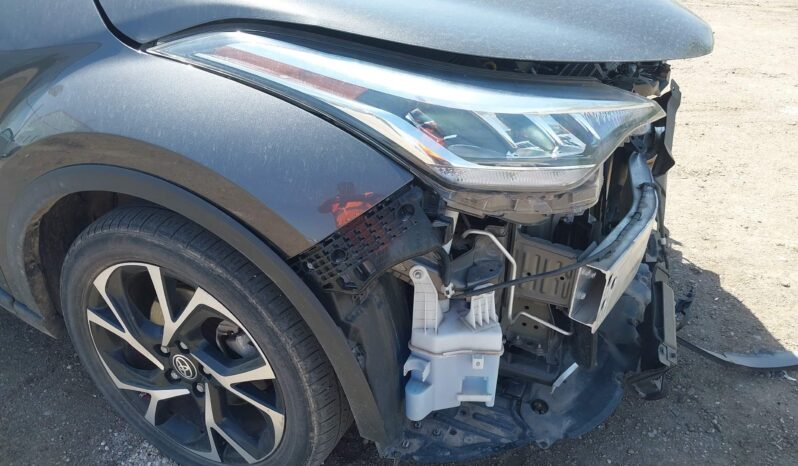
								Toyota C-HR full									