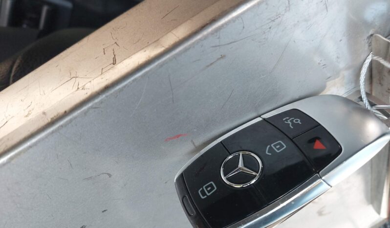
								Mercedes-Benz E 300 full									