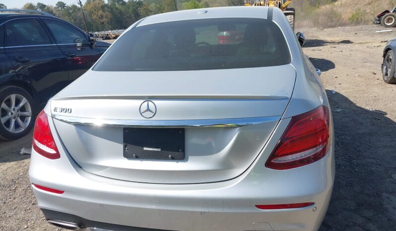 
								Mercedes-Benz E 300 full									