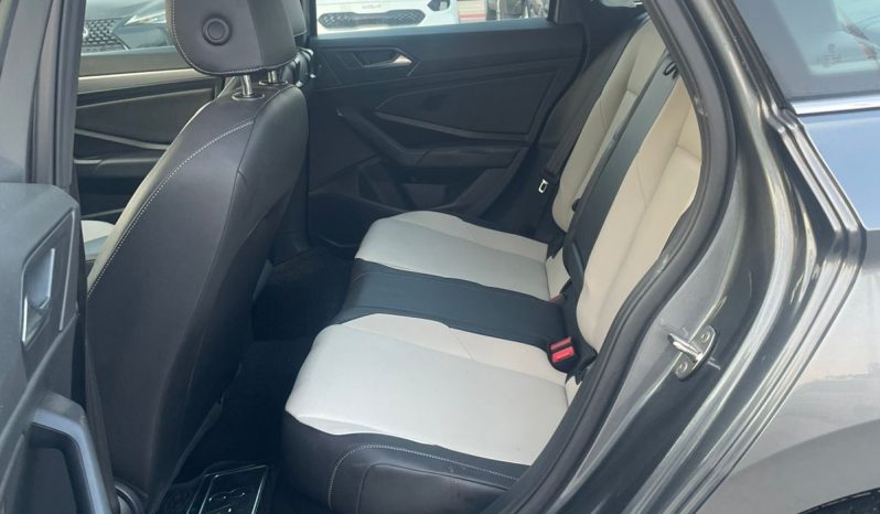 
								Volkswagen Jetta full									