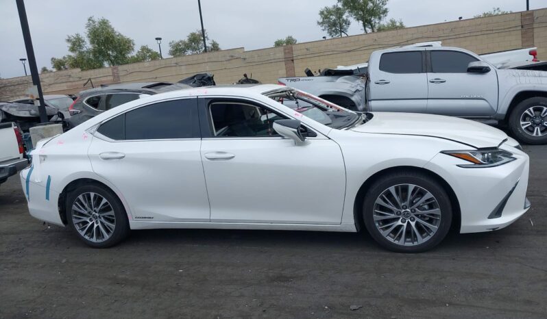 
								Lexus ES 300H full									