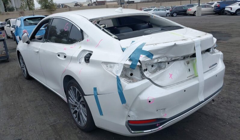 
								Lexus ES 300H full									