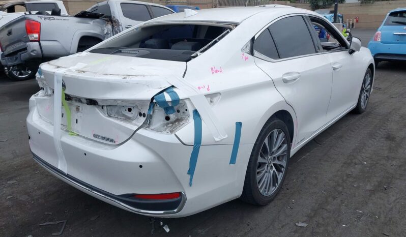 
								Lexus ES 300H full									