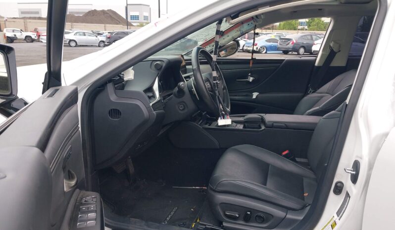 
								Lexus ES 300H full									