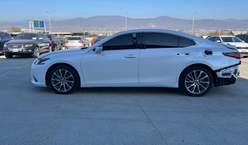 
								Lexus ES 300H full									