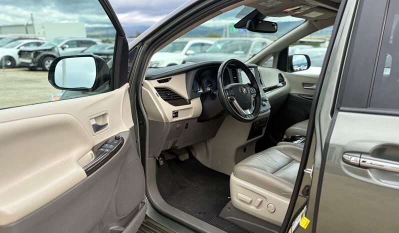 
								TOYOTA SIENNA XLE full									