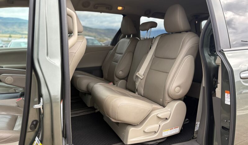 
								TOYOTA SIENNA XLE full									