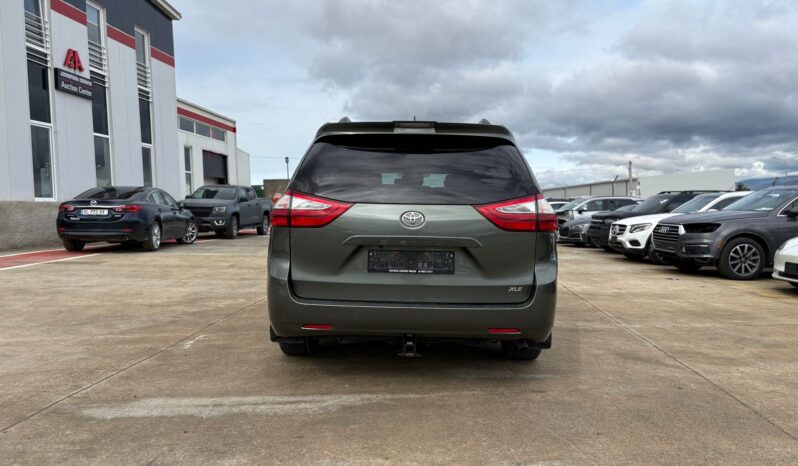 
								TOYOTA SIENNA XLE full									