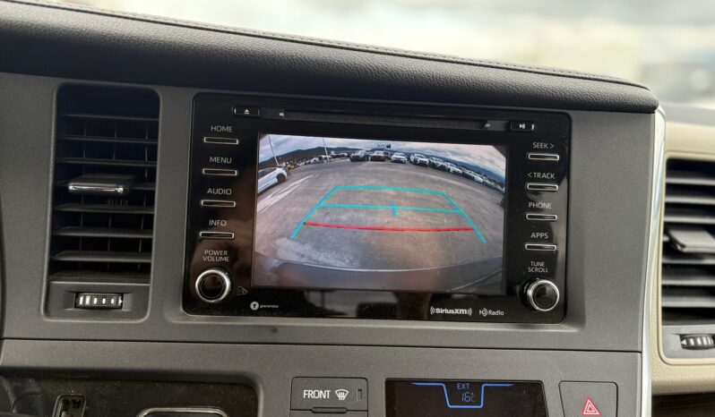 
								TOYOTA SIENNA XLE full									