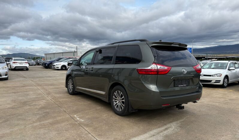 
								TOYOTA SIENNA XLE full									