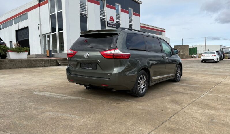 
								TOYOTA SIENNA XLE full									