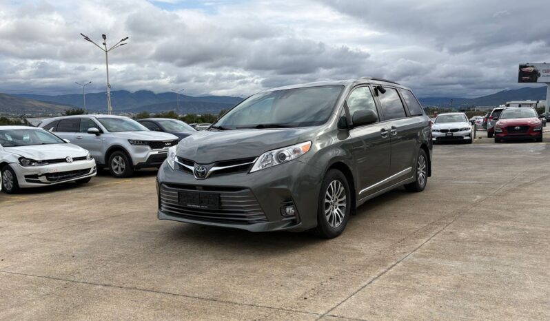 
								TOYOTA SIENNA XLE full									