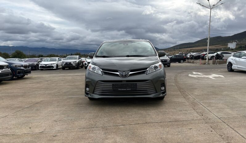 
								TOYOTA SIENNA XLE full									