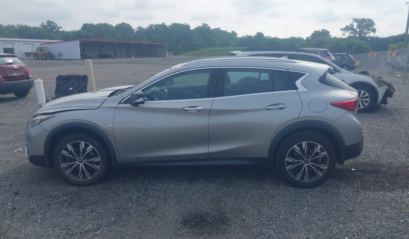 
								2016 Infiniti QX30 full									