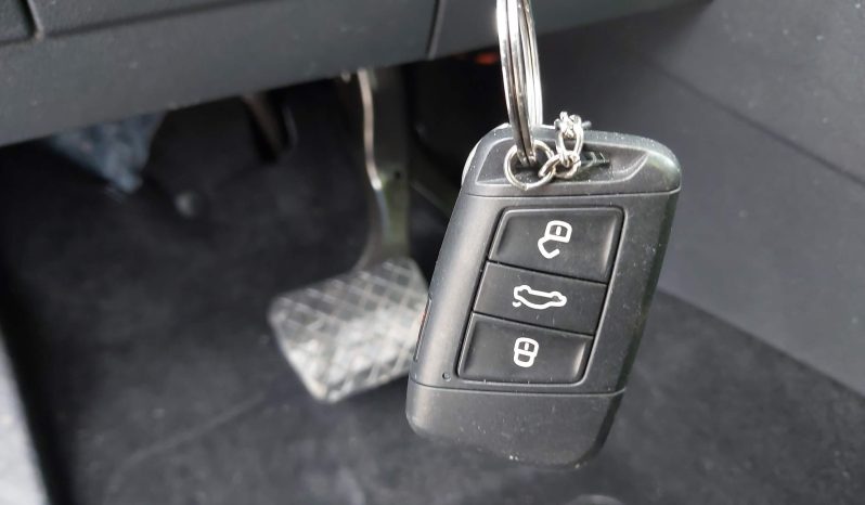 
								Volkswagen Taos full									