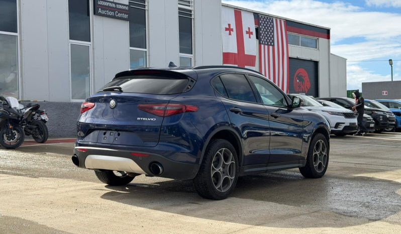 
								Alfa Romeo Stelvio full									