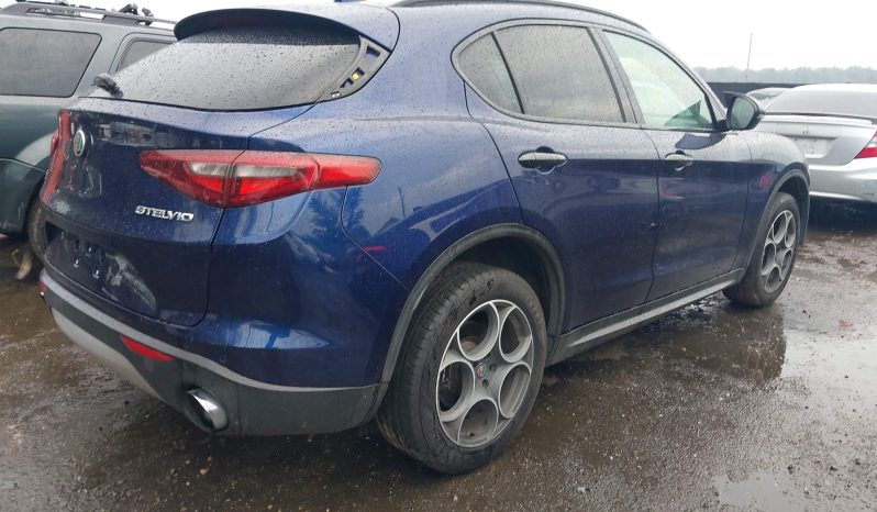 
								Alfa Romeo Stelvio full									