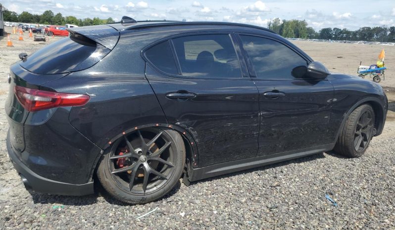 
								Alfa Romeo Stelvio full									