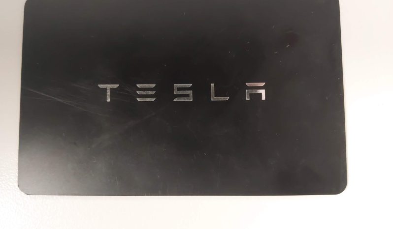 
								Tesla Model 3 full									