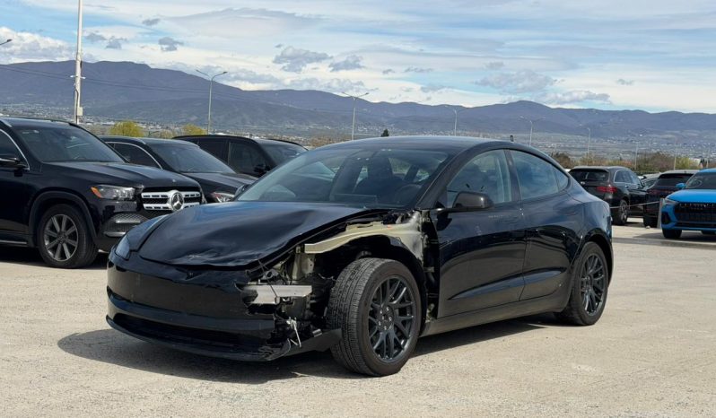 
								Tesla Model 3 full									
