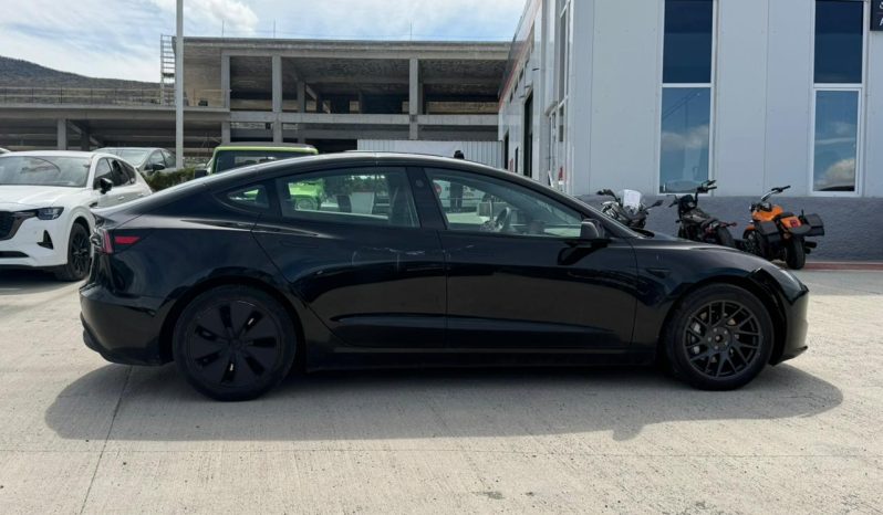 
								Tesla Model 3 full									