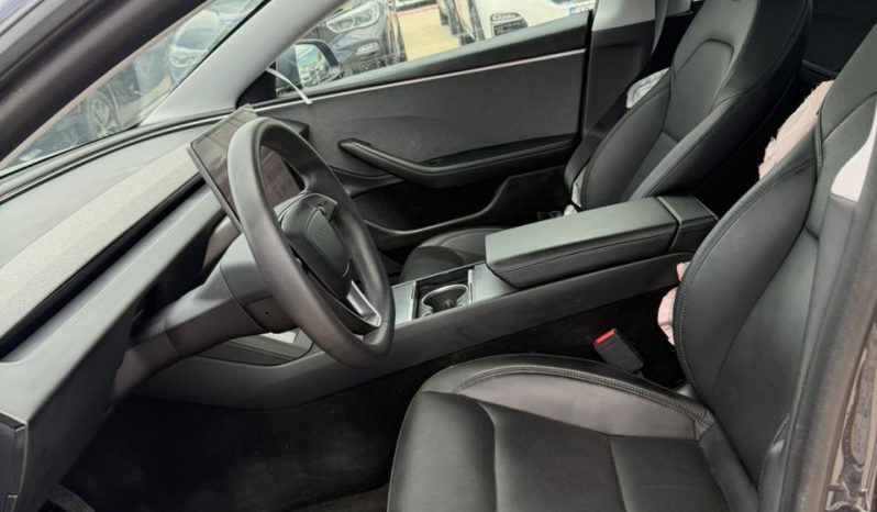 
								Tesla Model 3 full									