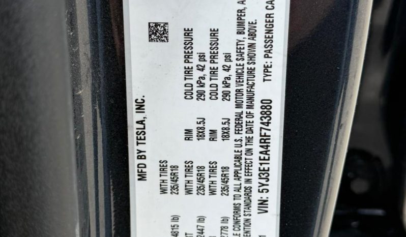 
								Tesla Model 3 full									