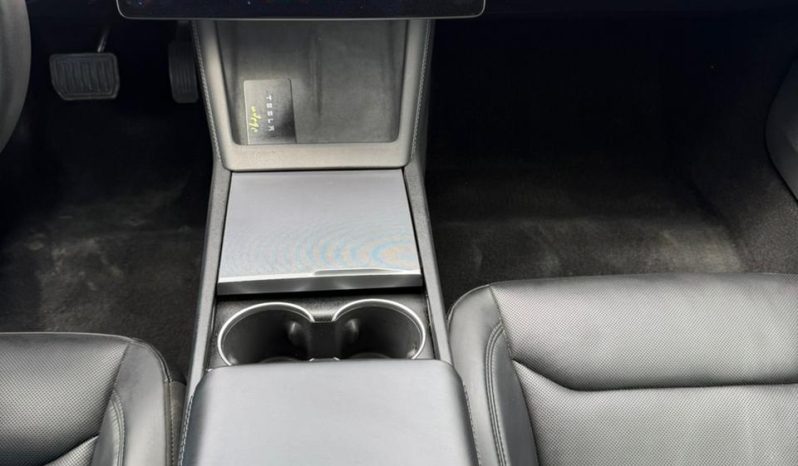 
								Tesla Model 3 full									