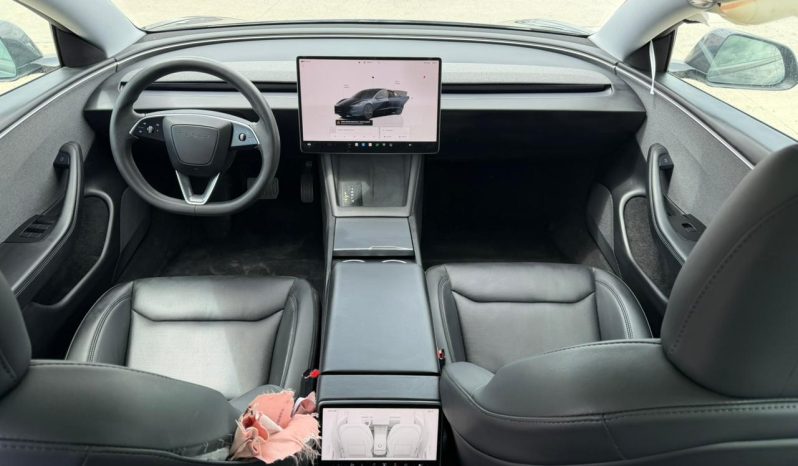 
								Tesla Model 3 full									