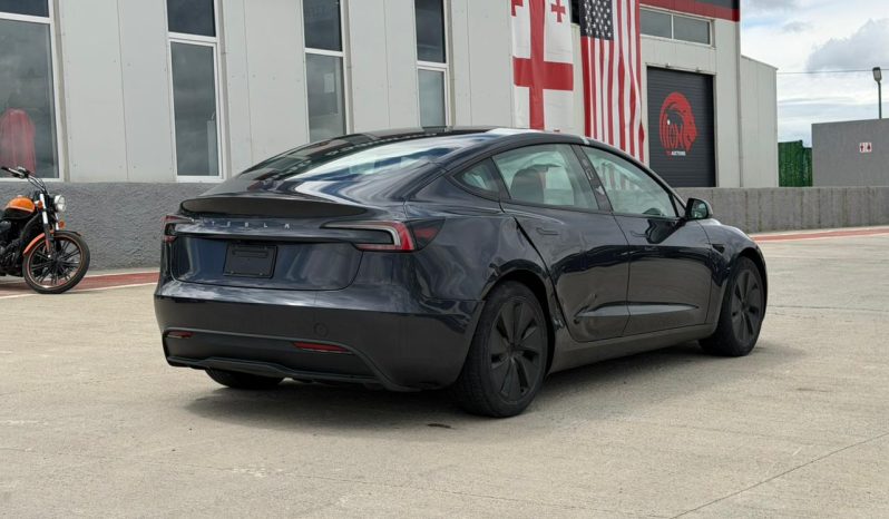 
								Tesla Model 3 full									