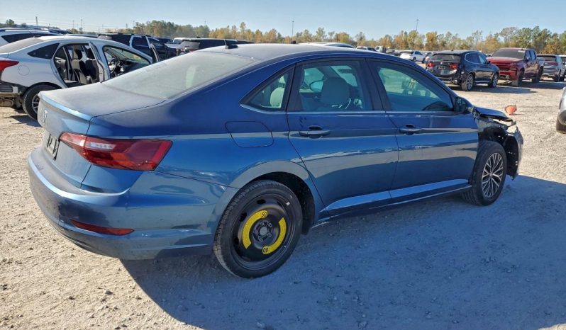 
								Volkswagen Jetta full									