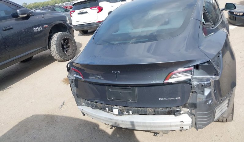 
								Tesla Model 3 full									