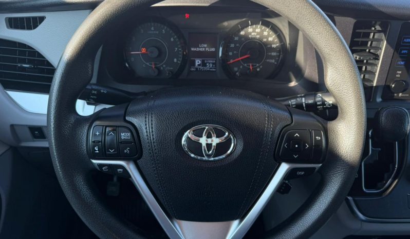 
								2015 Toyota Sienna full									