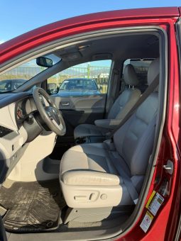 
										2015 Toyota Sienna full									