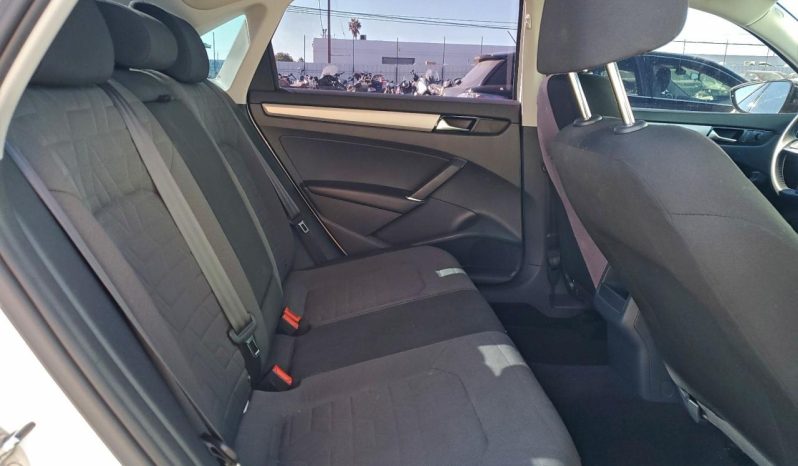 
								Volkswagen Passat full									