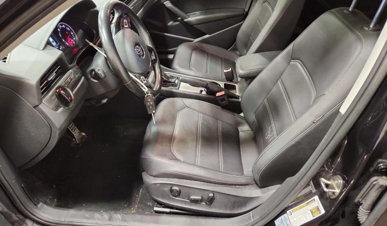 
								Volkswagen Passat full									