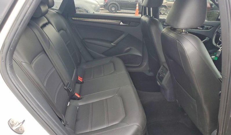 
								Volkswagen Passat full									